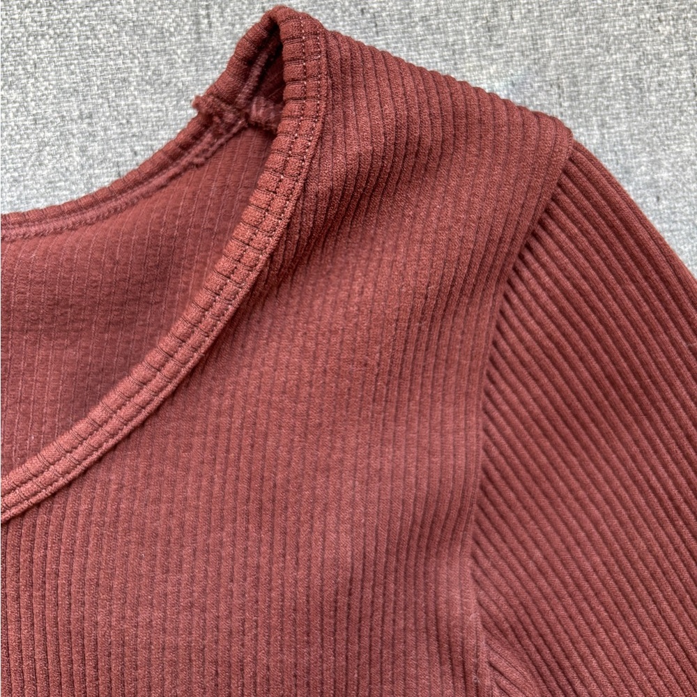 PrettyLittleThing Ribbed Long sleeve crop - Picture 3 of 5